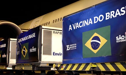 Brasil recebe novo lote com insumos para mais 12 milhões de doses